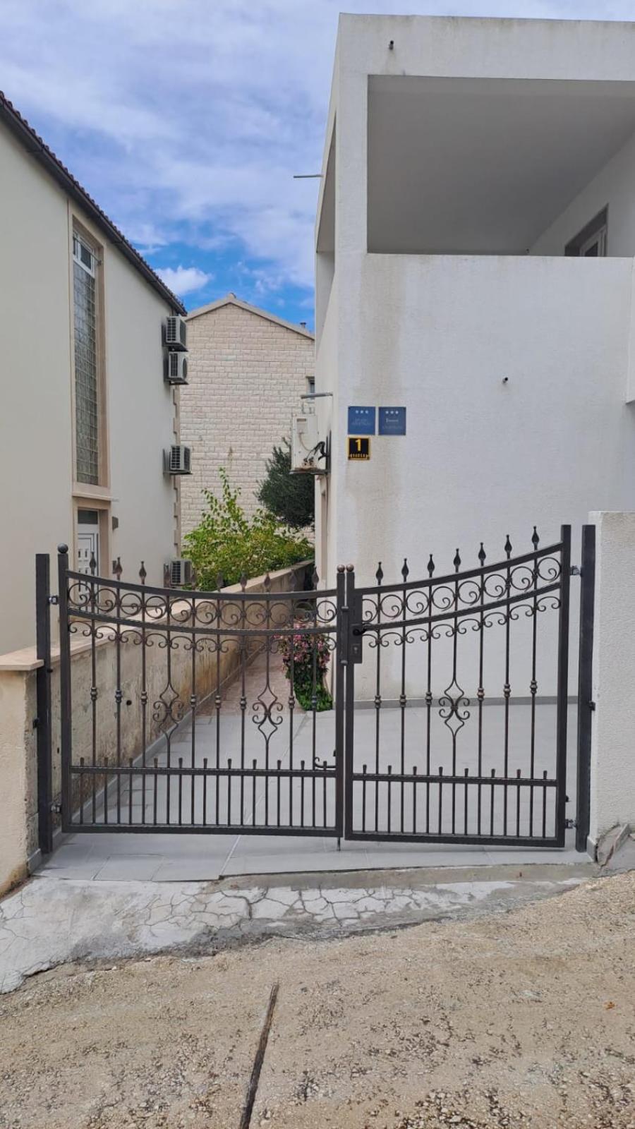 Apartments Slavica Бол Екстериор снимка