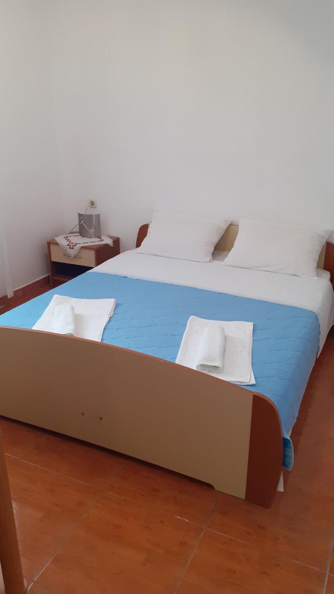 Apartments Slavica Бол Стая снимка